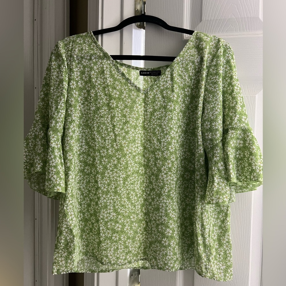 💰Green with white flower flair sleeve top